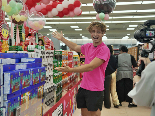 한국에서 빼빼로데이 문화를 체험하는 글로벌 메가 인플루언서 토퍼 길드. 롯데웰푸드 제공